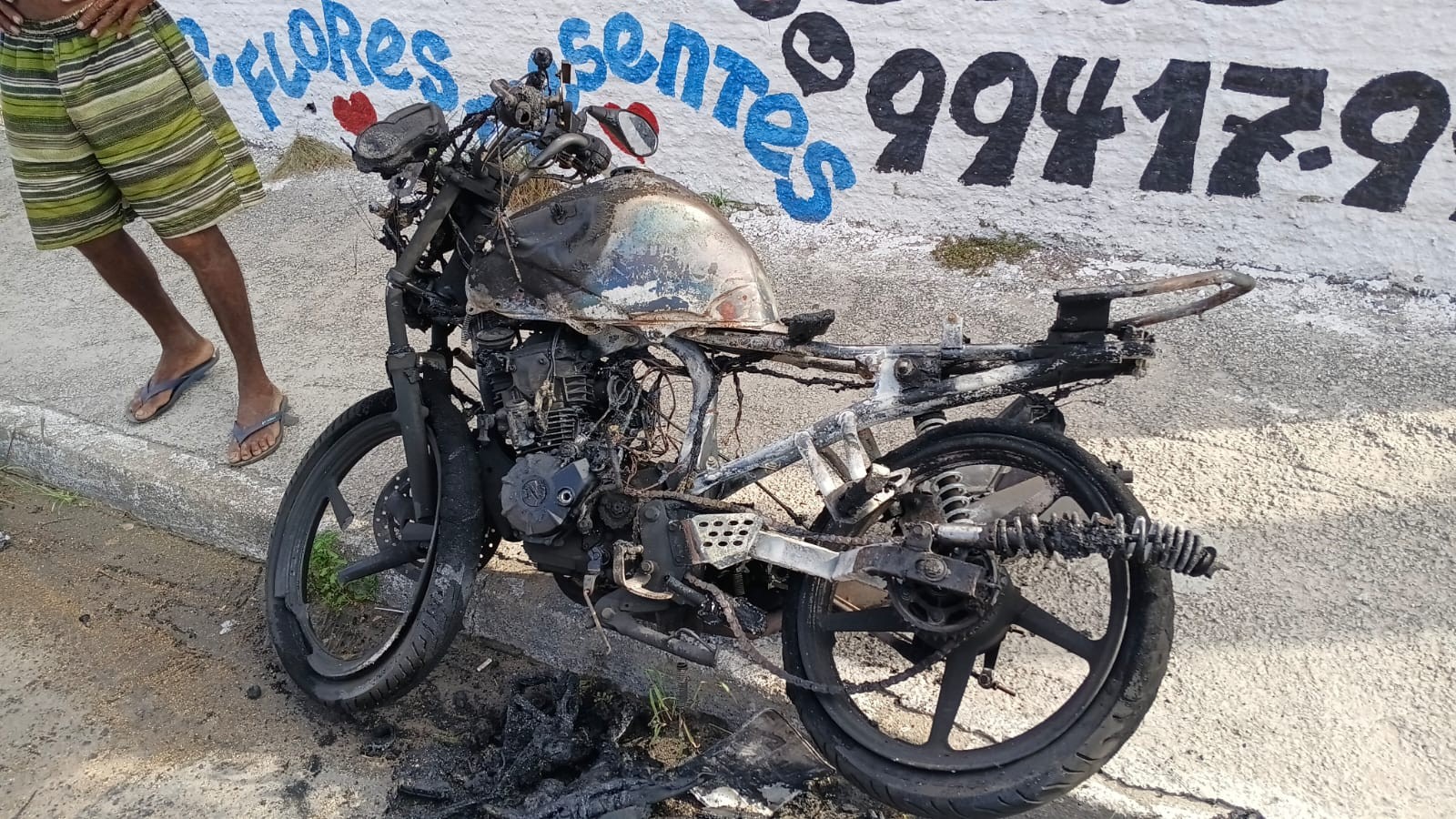 Suspeito rouba moto, bate em carro durante fuga e fica ferido após veículo pegar fogo em Natal
