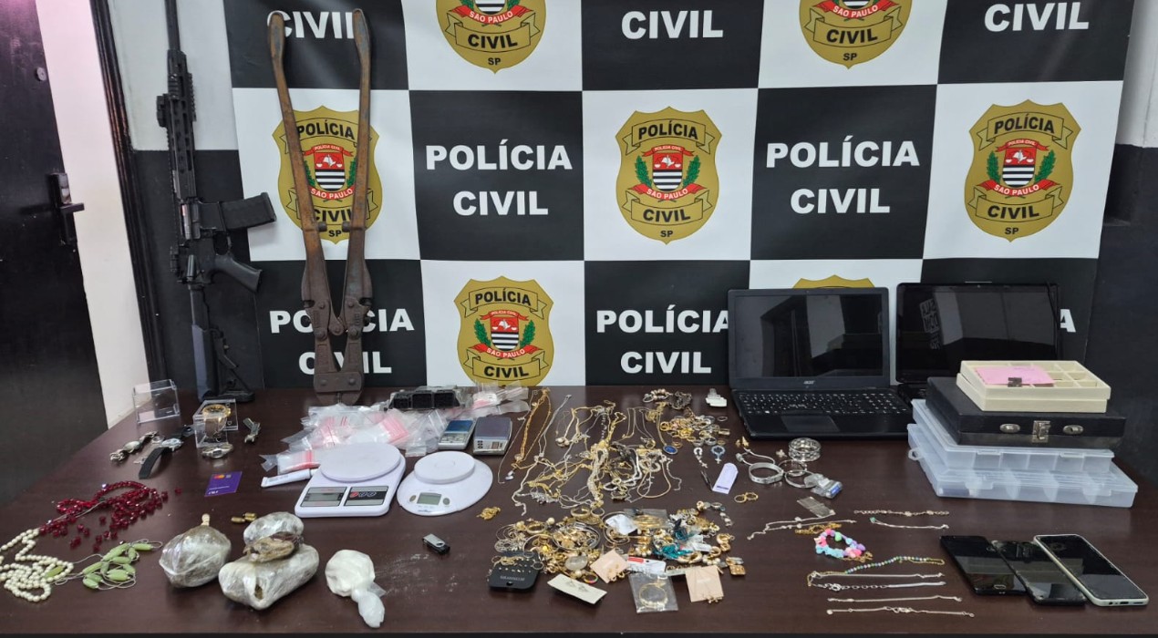 Operação contra roubos a residência apreende réplica de fuzil, munições e drogas na região de Jundiaí