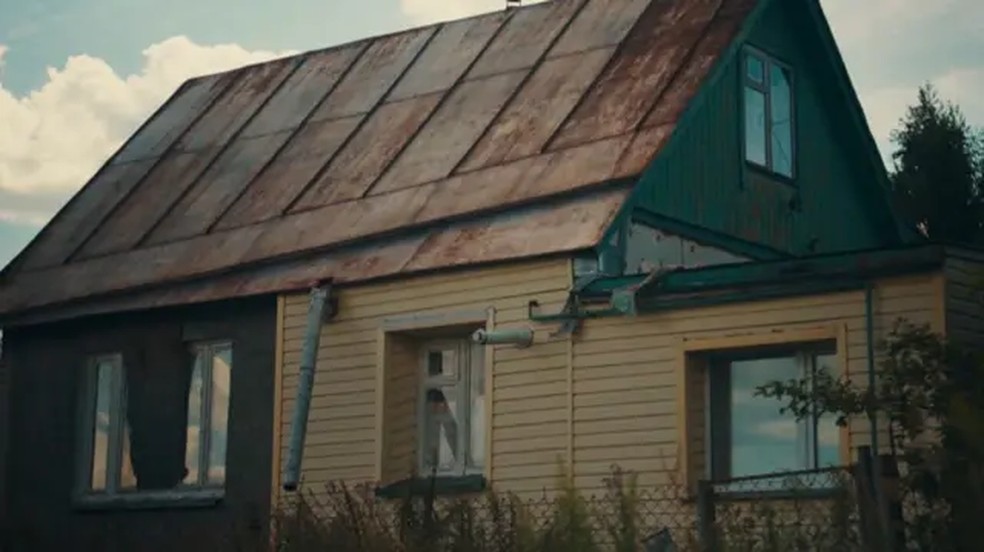 Casa onde sequestrador russo mantinha menino capturado enquanto voltava da escola. — Foto: BBC