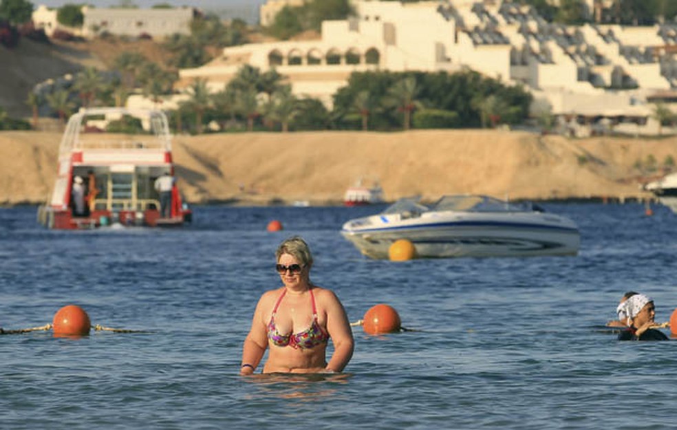 Banhistas no resort Sharm el-Sheikh, no Sinai. — Foto: Amr Abdallah Dalsh/Reuters