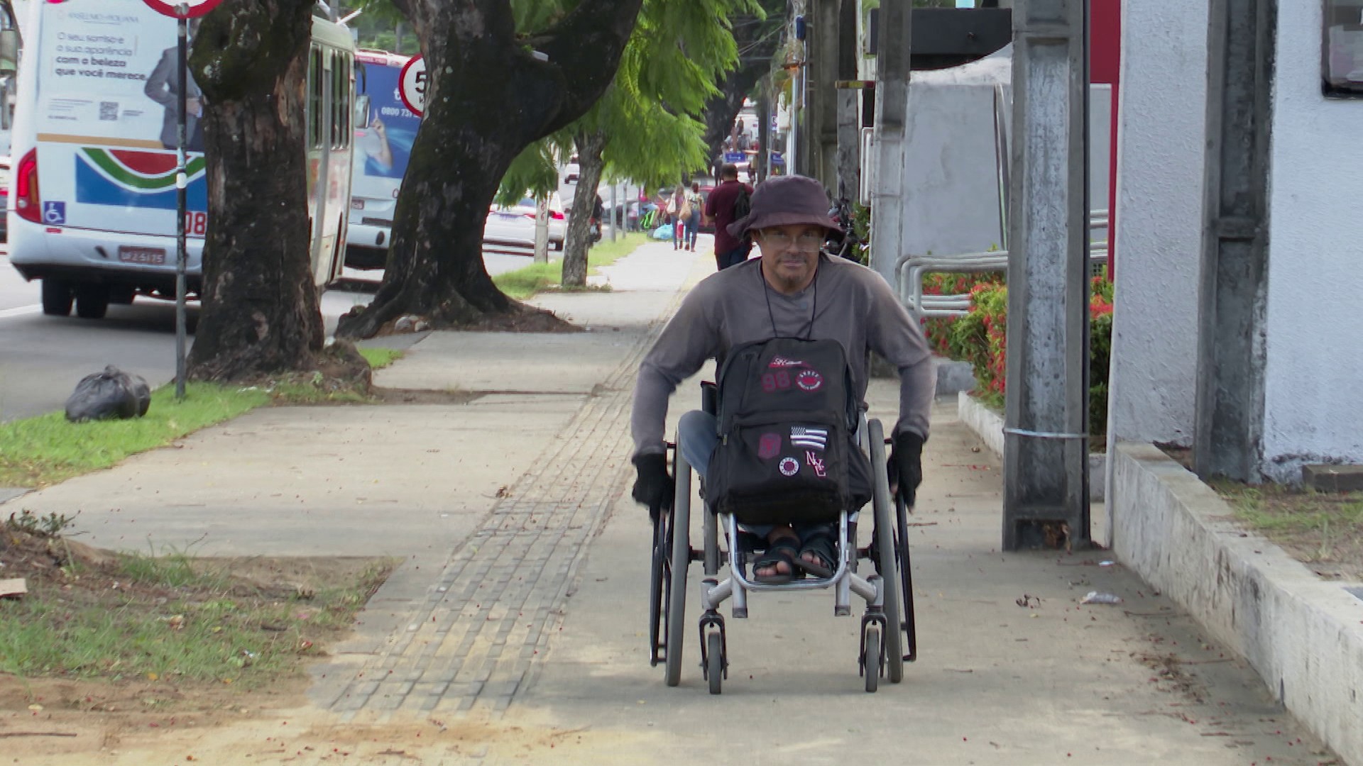 Entregador cadeirante percorre cerca de 30 km por dia para fazer entregas em João Pessoa: 'É uma aventura'  