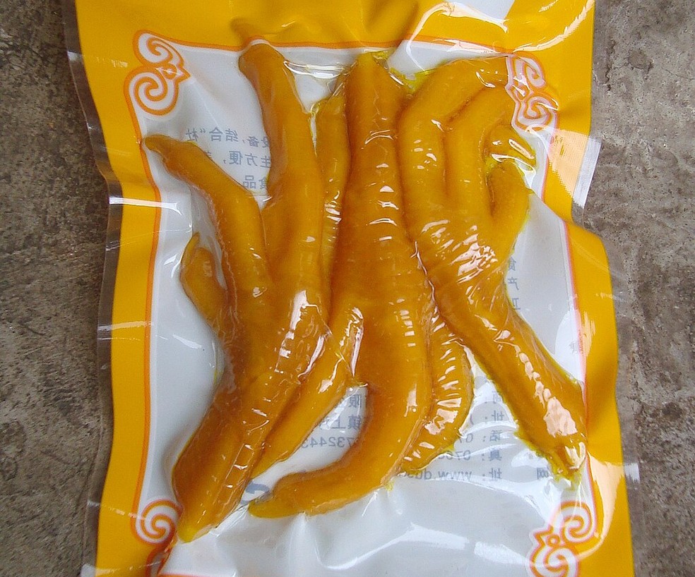 Pés de frango embalados a vácuo e prontos para consumo. Haikou, Hainan, China. — Foto: Anna Frodesiak