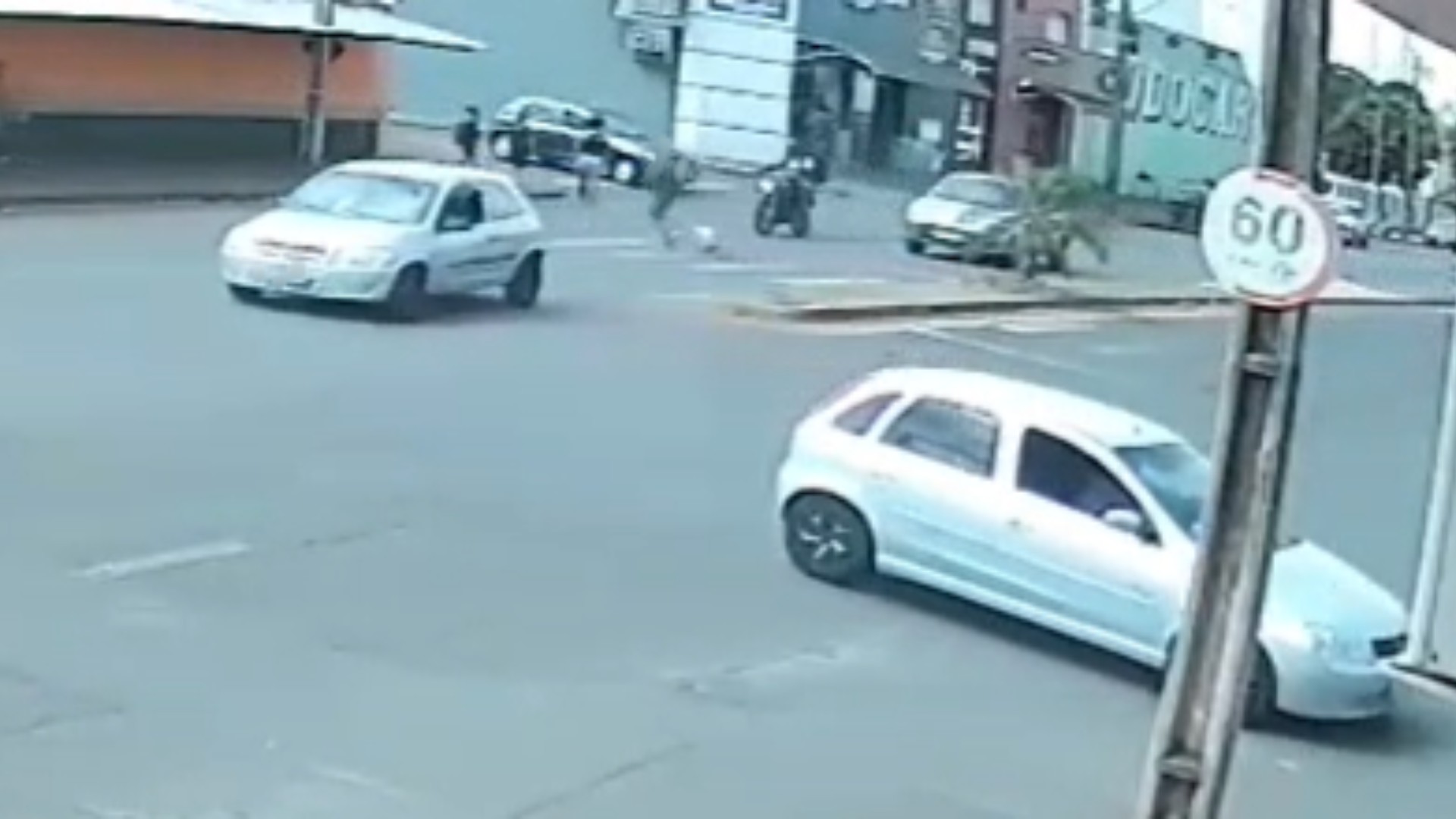 VÍDEO: Menina de 11 anos é atropelada ao atravessar faixa de pedestres em Uberaba