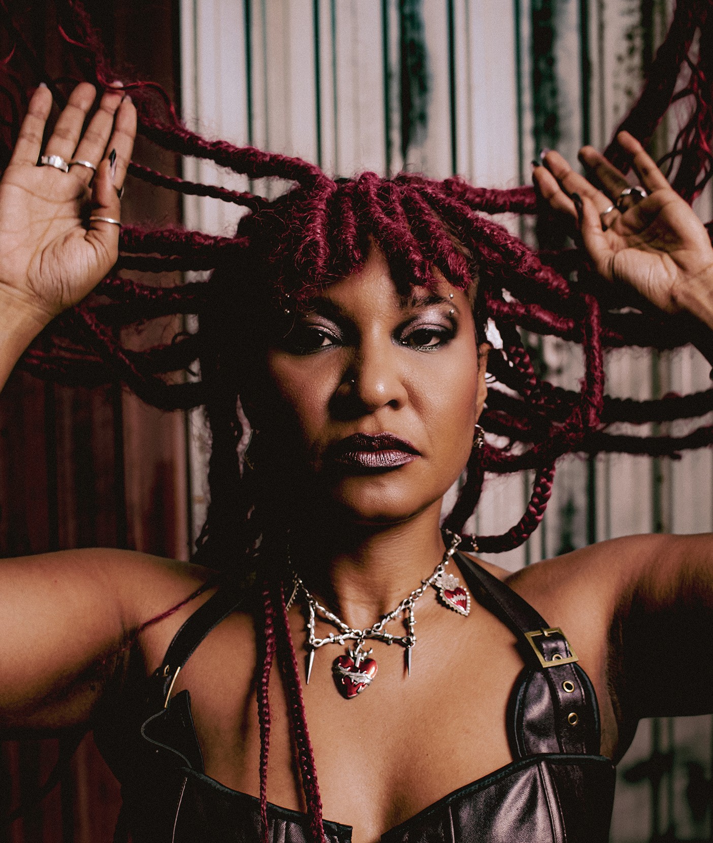 Larissa Luz amplifica ‘fúria do tambor’ com a energia do rock em ‘Desmonte’, álbum de alta voltagem ideológica