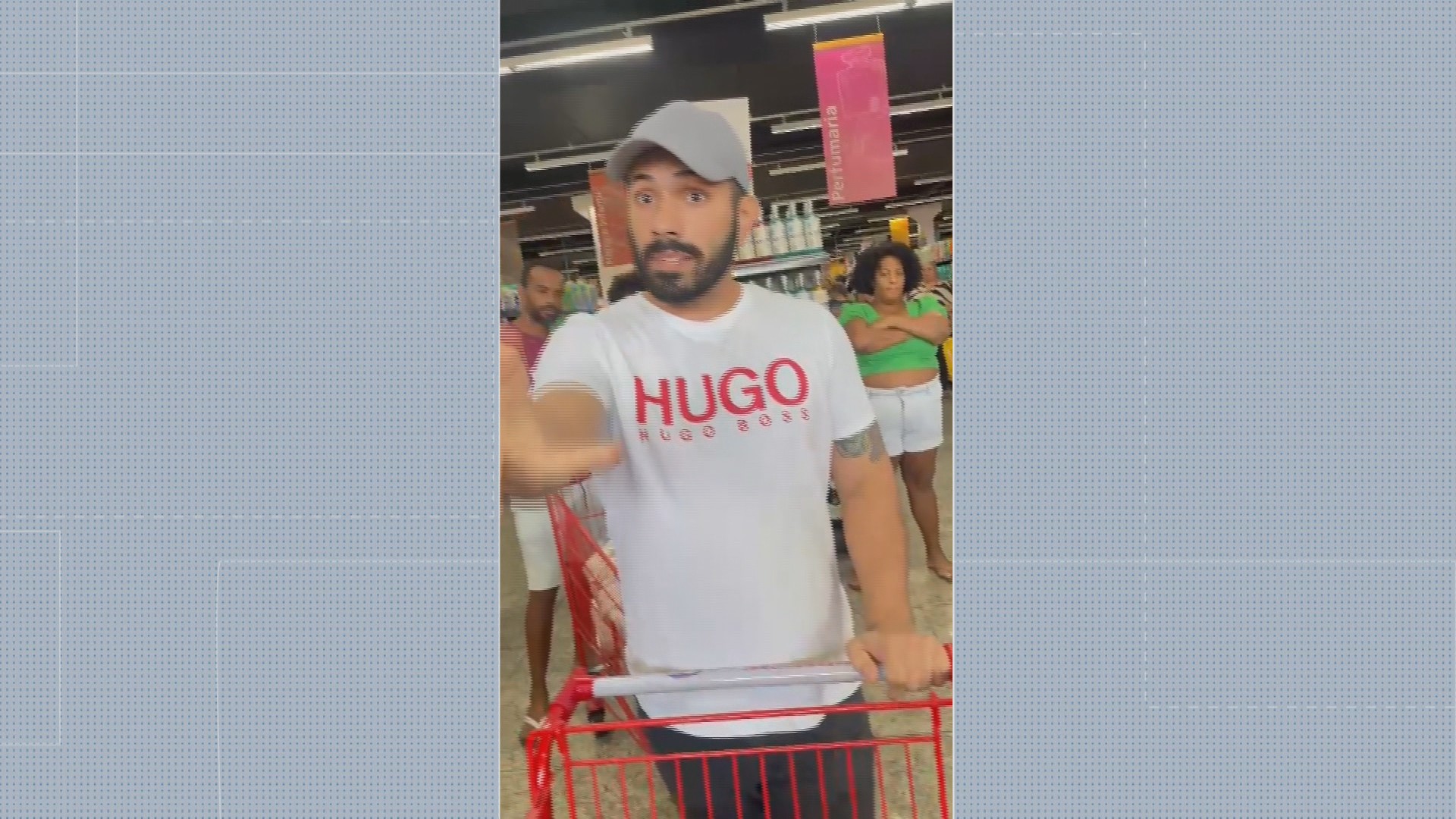 'Sapatão filha da p*': casal é vítima de homofobia em supermercado de BH; VÍDEO