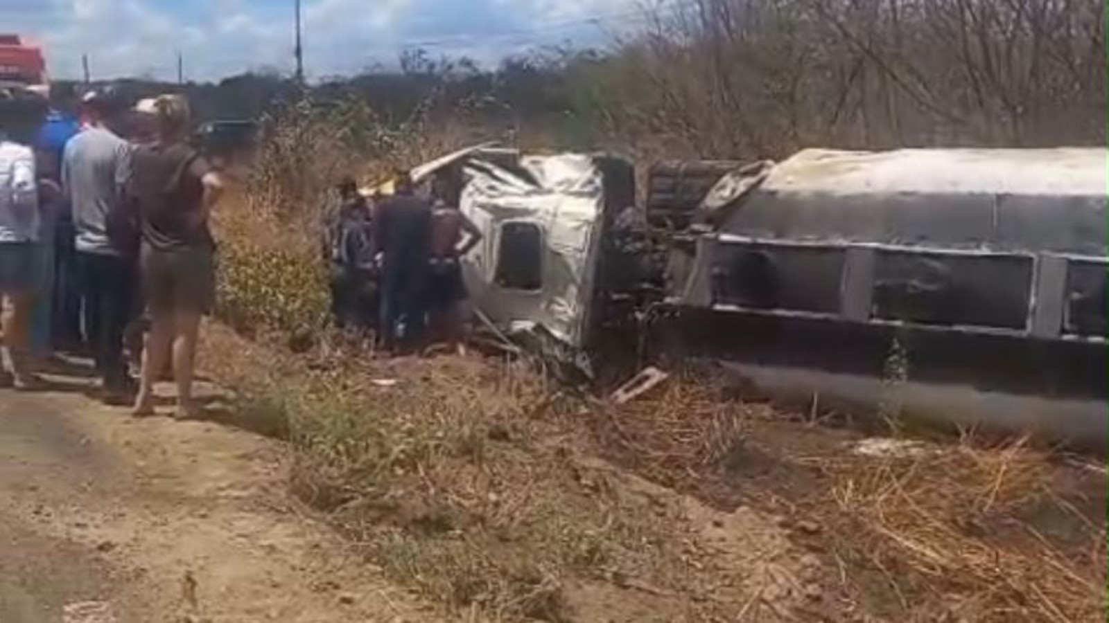 Caminhão-tanque carregado de combustível tomba e motorista fica preso às ferragens no Ceará; vídeo