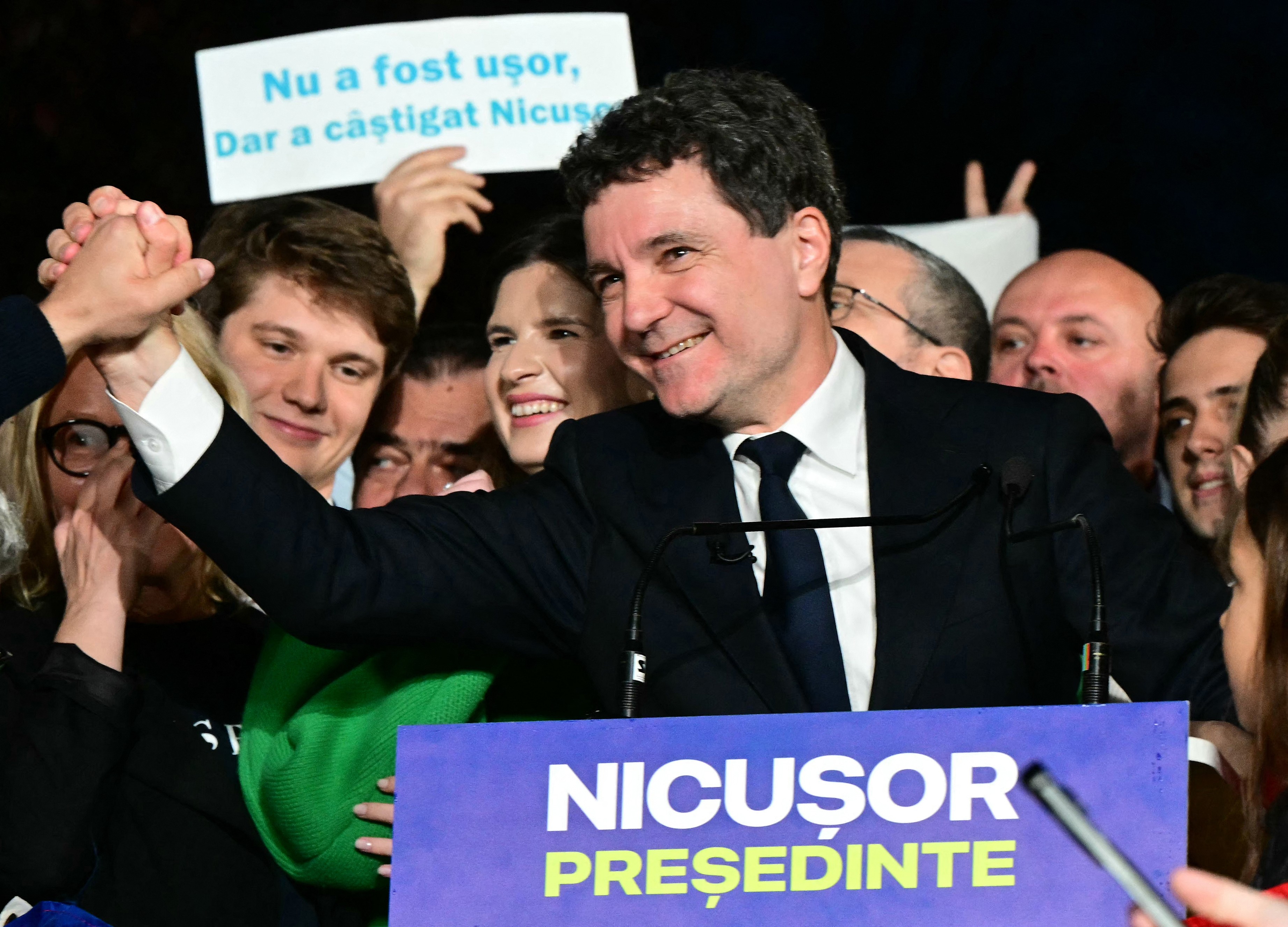 Candidato pró-europeu surpreende e vence rival da extrema direita na Romênia