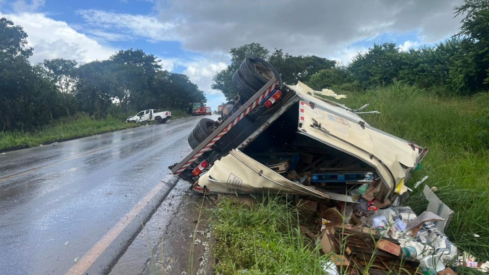 Caminh&atilde;o invade pista contr&aacute;ria &mdash; Foto: Pol&iacute;cia Militar Rodovi&aacute;ria/Divulga&ccedil;&atilde;o