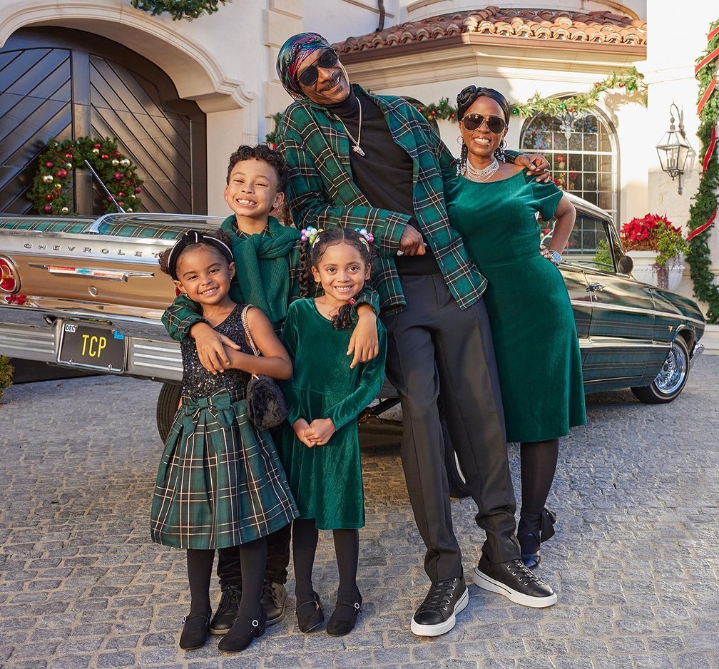 Snoop Dogg com a mulher, Shante Broadus, e três dos 12 netos — Foto: Reprodução/Instagram