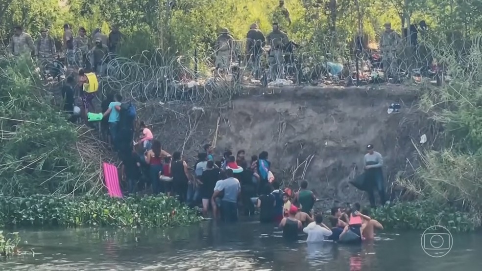 Grupo tenta cruzar o Rio Grande para chegar nos Estados Unidos. — Foto: Reprodução/JN 