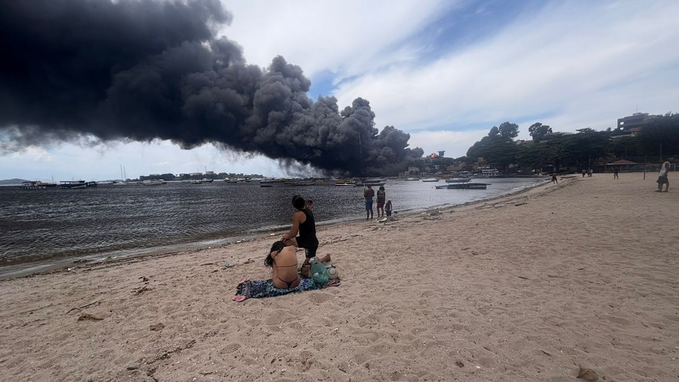 Banhistas observam fumaça de incêndio na Ilha do Governador — Foto: Reprodução/Arquivo Pessoal