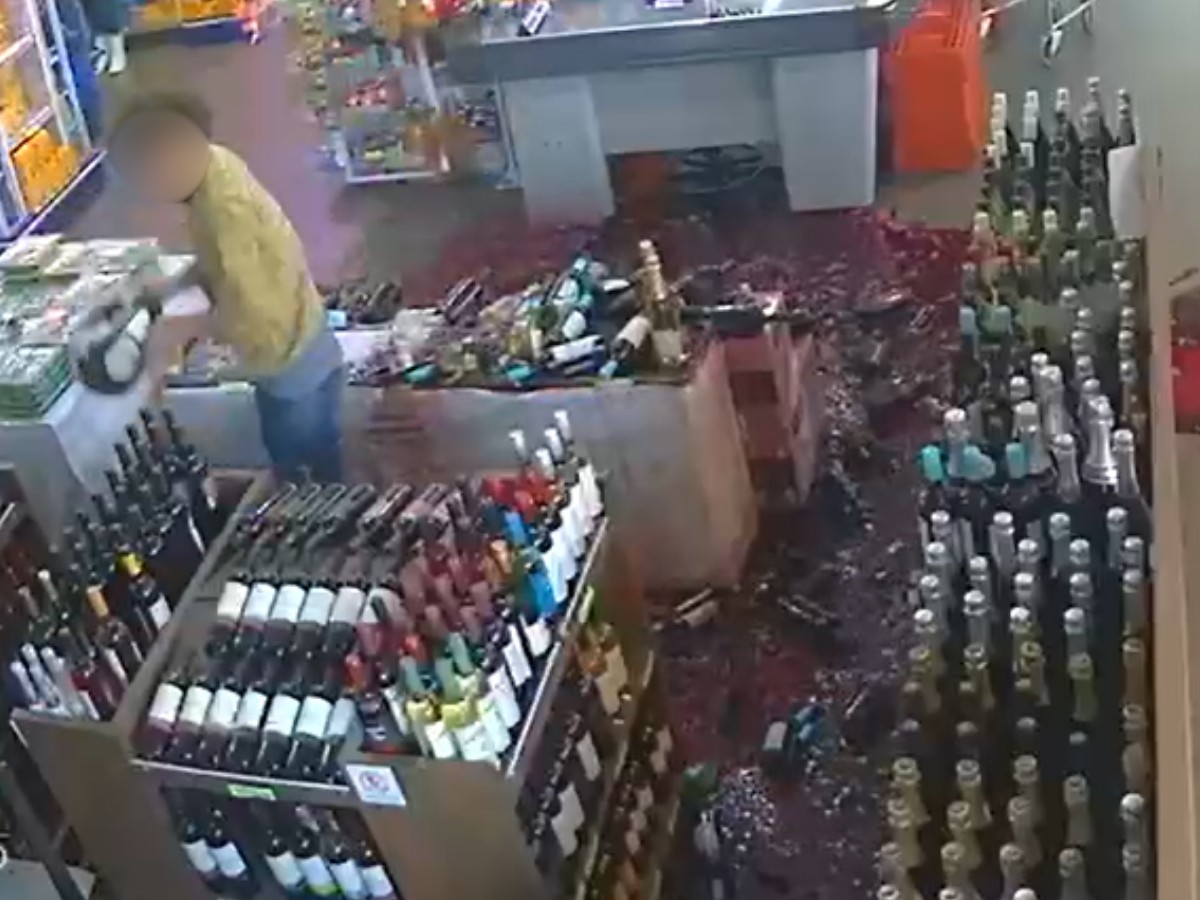 VÍDEO: homem quebra vinhos em supermercado e dá prejuízo de R$ 60 mil no interior de SP