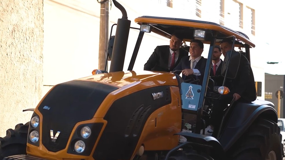 Noivo, Rodrigo José de Camargo, chega de trator, acompanhado dos padrinhos, a casamento realizado em São Miguel Arcanjo (SP) — Foto: Rodrigo José de Camargo/Arquivo pessoal