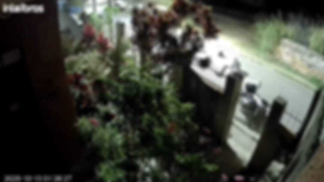 VÍDEO: Homem é baleado durante ataque a tiros em frente de casa em Vassouras 