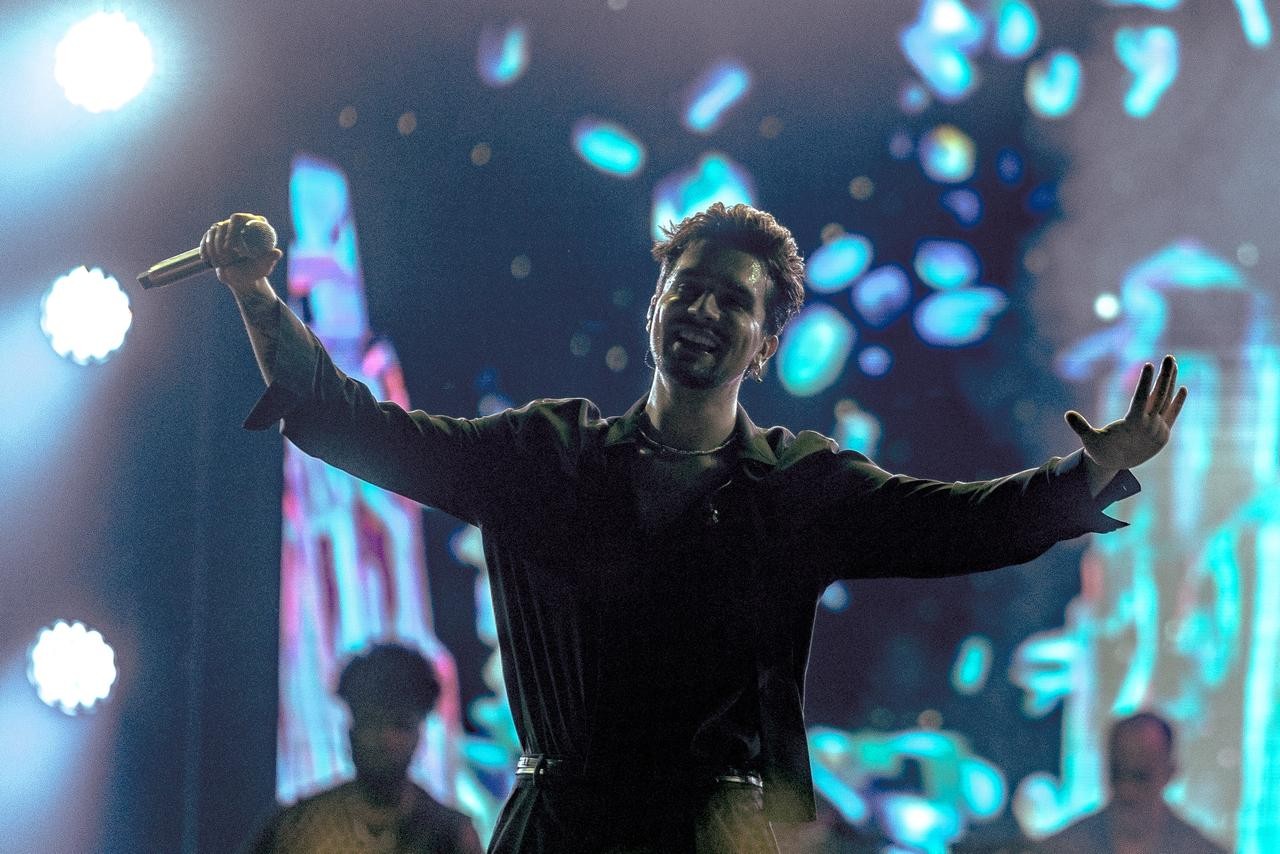 Luan Santana atrai fãs de diferentes gerações e encanta plateia que aguarda entrada do ídolo sertanejo ao palco do LRM 2026 — Foto: Thomaz Marostegan/g1