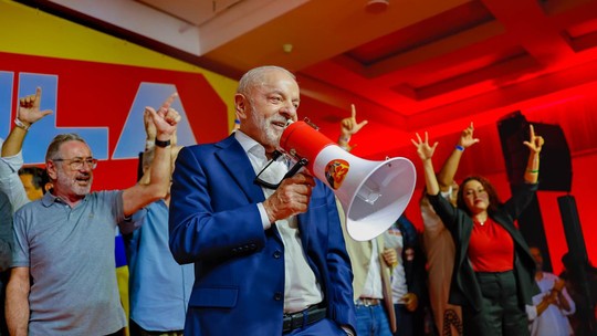 Após sair atrás no 1º turno, Lula diz ser o único candidato antissistema e que paga por 'promiscuidade' no Supremo