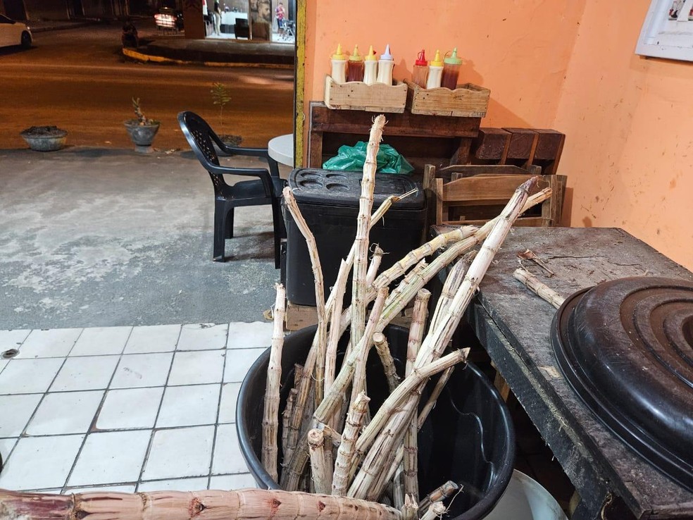 Muita sujeira encontrada também na parte externa da pastelaria — Foto: Visa