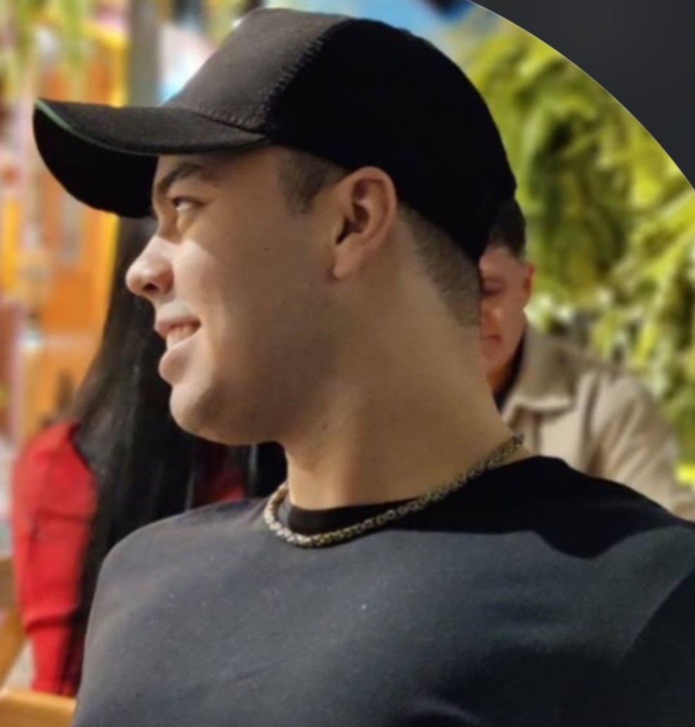 Advogado Dorival Alcântara Lomas informou que esta foi a última foto do filho Pedro Tiago Barnabé Lomas, de 29 anos, em uma festa de Ano Novo em Lisboa, em Portugal — Foto: Cedida