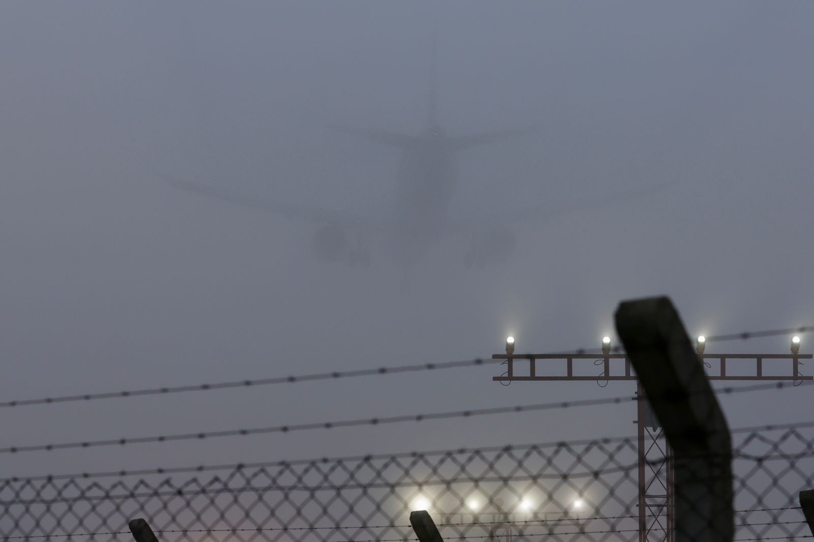 Nevoeiro impacta voos e causa transtornos no Aeroporto Salgado Filho, em Porto Alegre