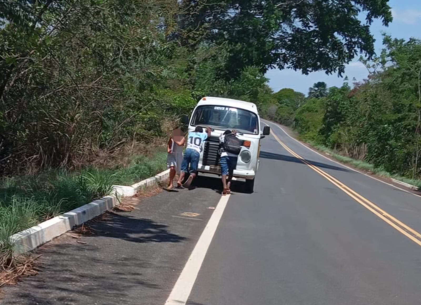 Transporte escolar quebra e alunos empurram veículo para chegar à escola no Tocantins