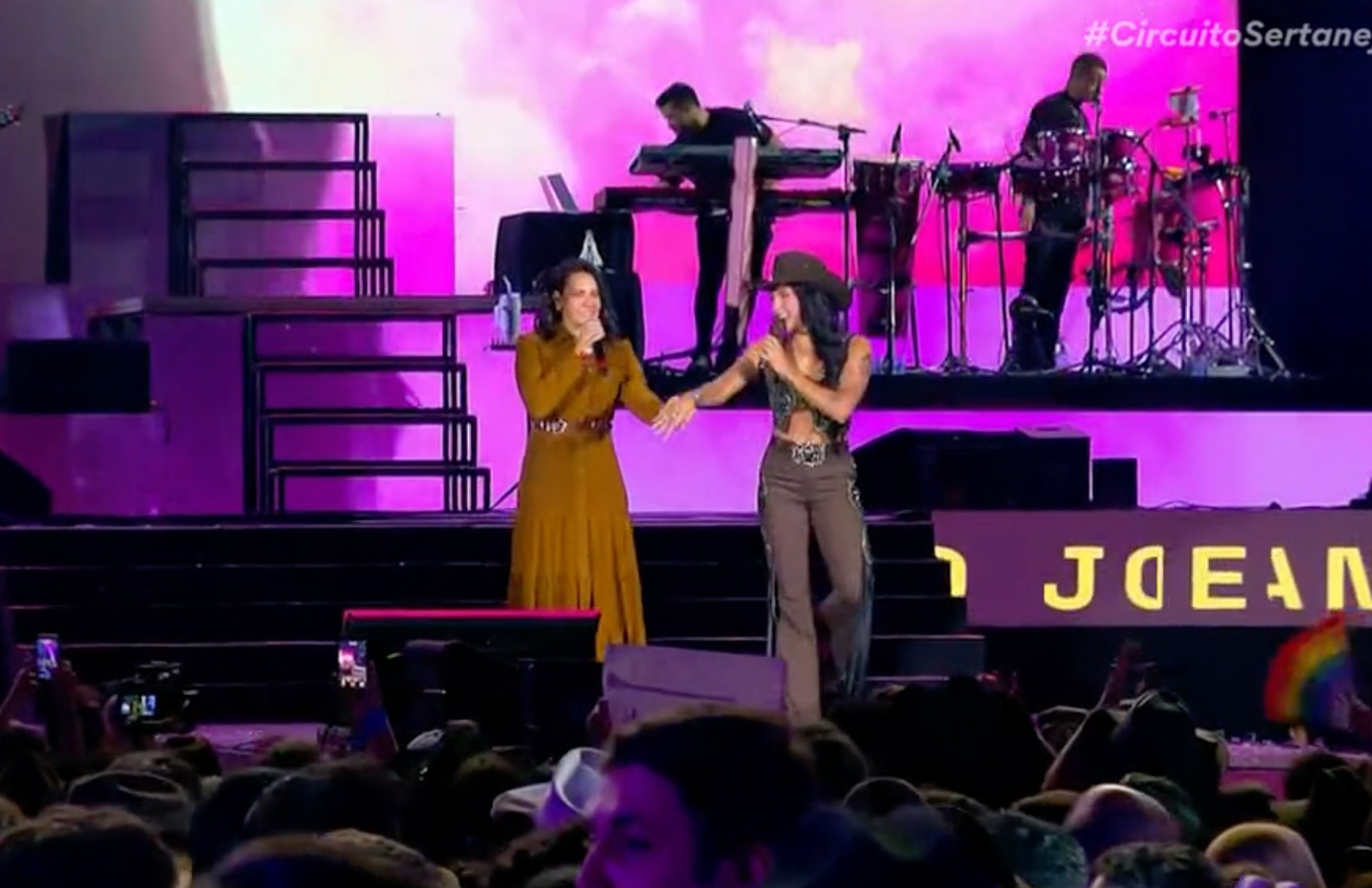 Ana Castela canta com a mãe no palco do Ribeirão Rodeo Music 2026
