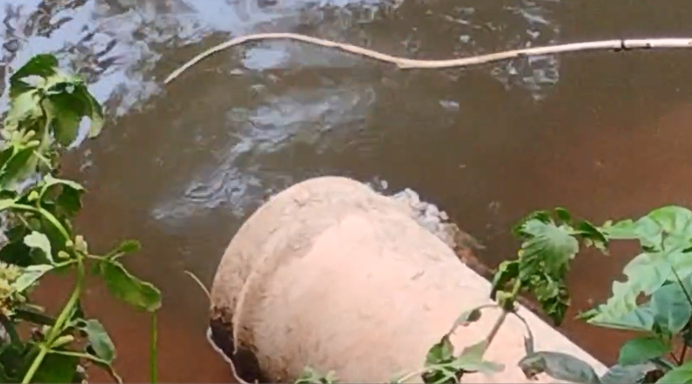 EXCLUSIVO: esgoto de centenas de casas é lançado sem tratamento no Rio Sorocaba