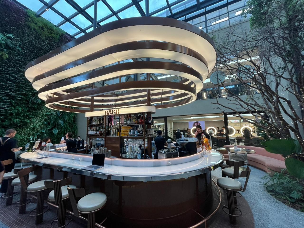 Maior salão de beleza do mundo fica nos Jardins, em SP: 227 cadeiras, quase 500 litros de xampu por mês e até bistrô com chef