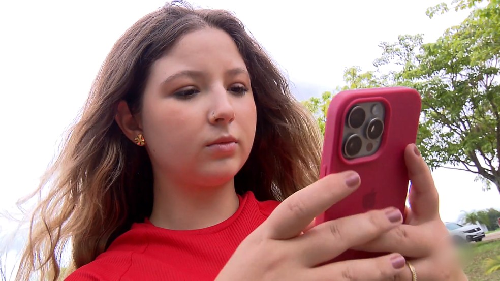 A estudante Maria Luiza relata sentir até um incômodo físico quando está longe do celular — Foto: Claudemir Camilo / EPTV