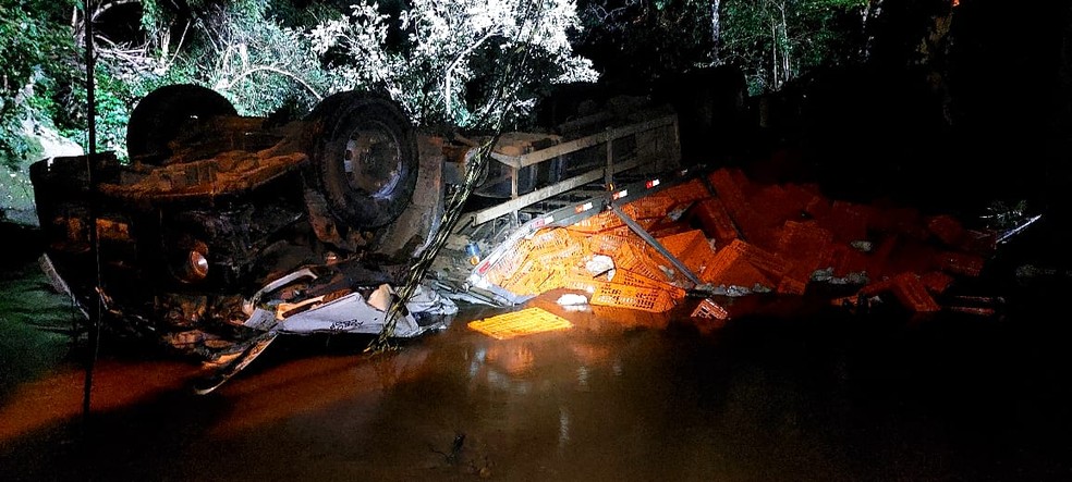 Caminhão capota e cai em riacho no Oeste de SC, causando morte de família — Foto: CBMSC/Divulgação