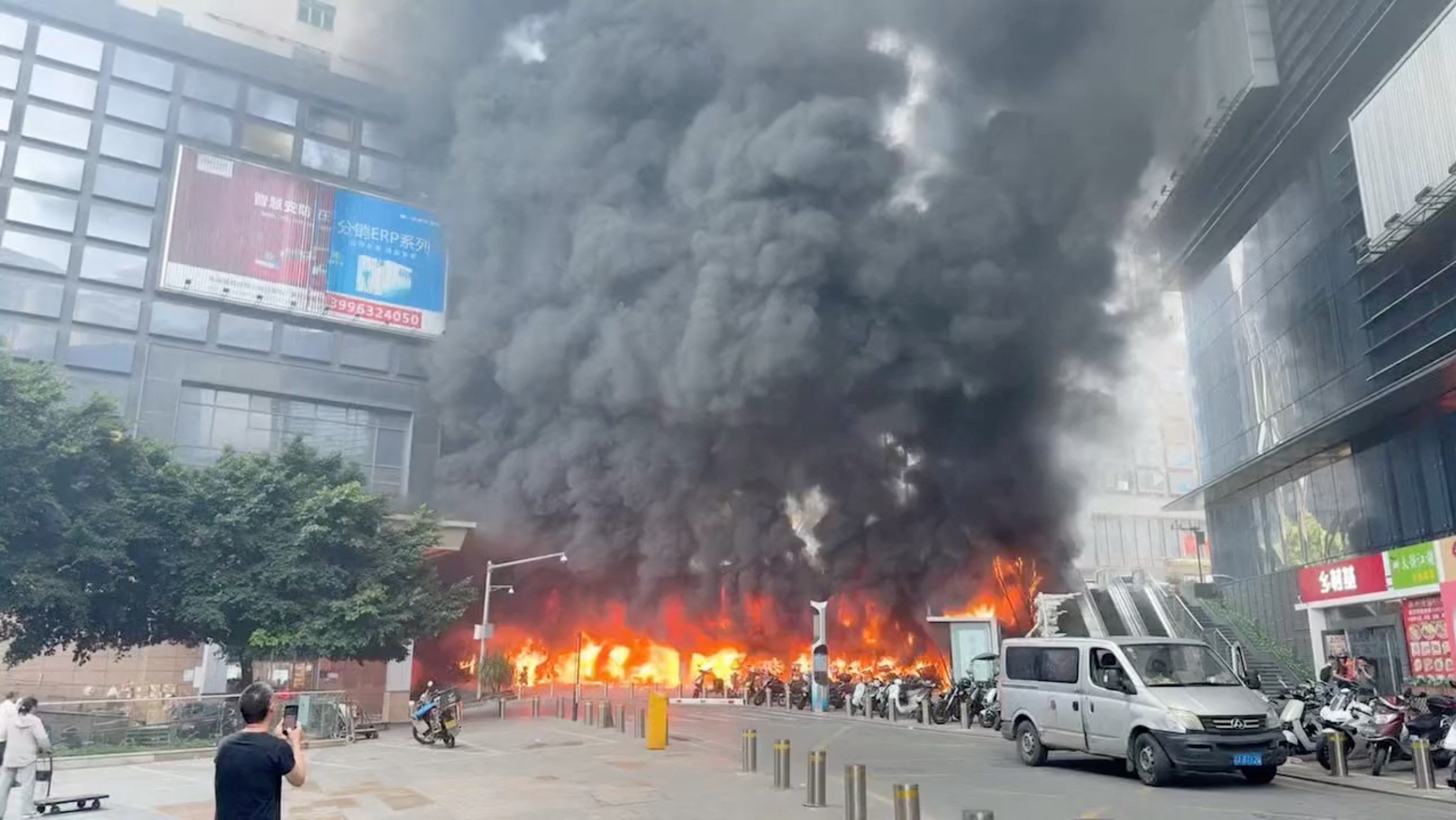 É #FAKE que vídeo mostre fogo em prédio do Mossad, serviço de Inteligência de Israel, após ataque do Irã; incêndio ocorreu na China