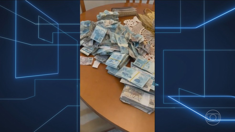 Suspeito joga mais de R$ 400 mil pela janela em operação da PF que investiga ligação do Rioprevidência com o Banco Master — Foto: Jornal Nacional/ Reprodução