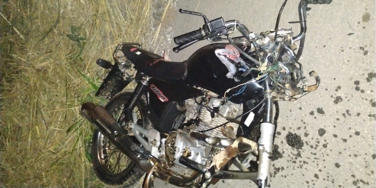 Motociclista morre após invadir a contramão e bater contra caminhão de granito em Caraí