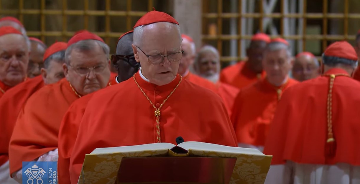 Cardeais brasileiros fazem juramento do conclave; VEJA
