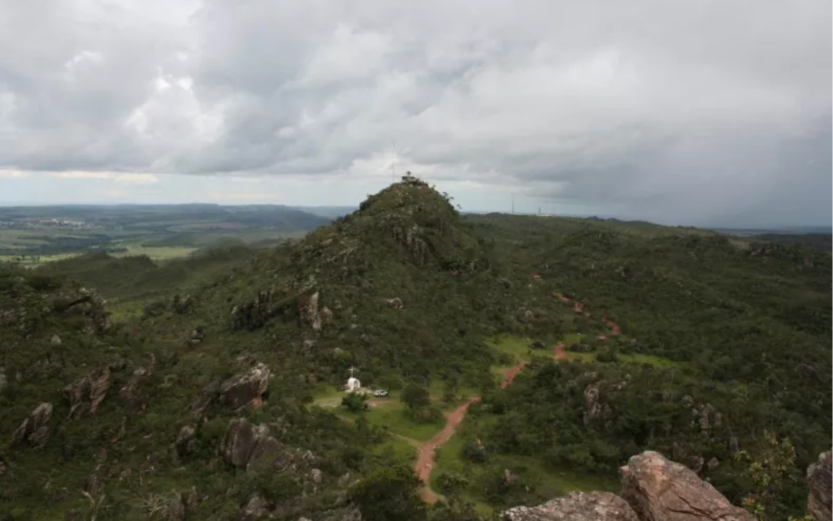 Serra dos Pireneus já tem mais de 60% da vegetação destruída por incêndio