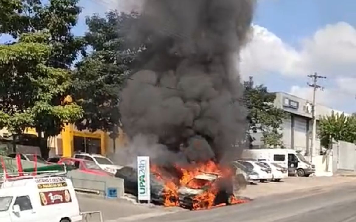 Carro pega fogo e chamas atingem outros veículos em Valença 