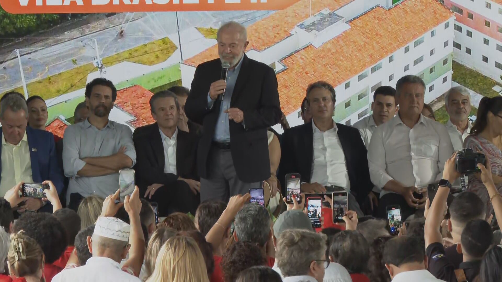 No Recife, Lula anuncia R$ 136 milhões para recuperar o metrô e investimentos em moradias, saúde e educação