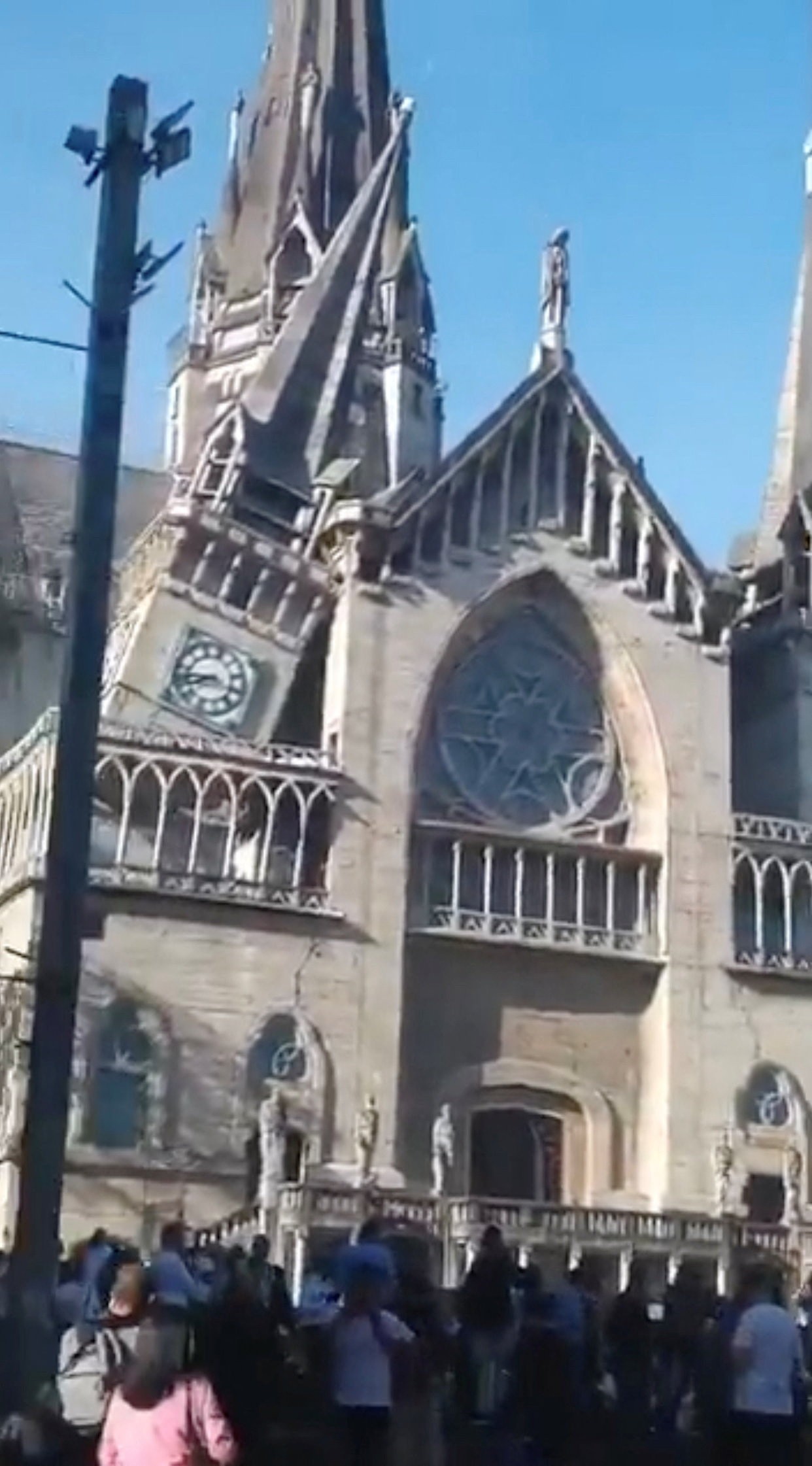 VÍDEO mostra danos a catedral na Colômbia após terremoto