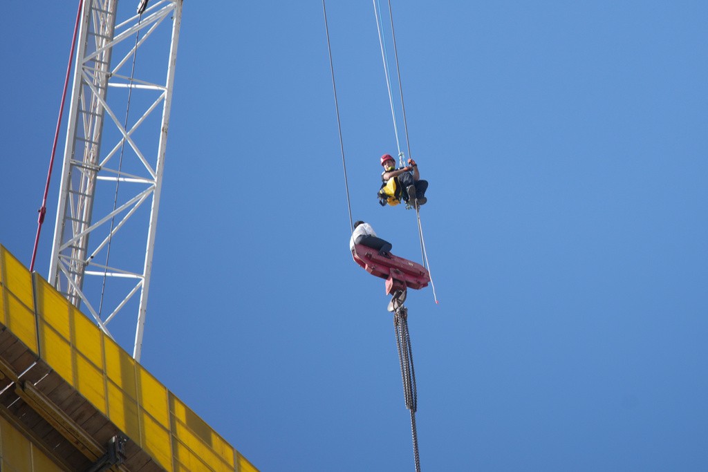 Jovem de 15 anos preso em guindaste a 36 andares de altura é resgatado por bombeiros em Israel