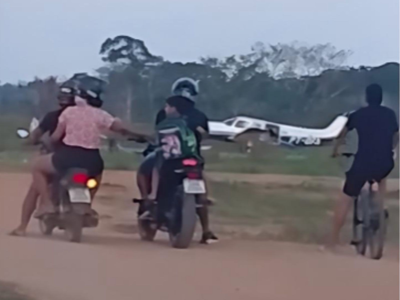 Moradores flagram pouso de avião sem porta no interior do Acre; VÍDEO