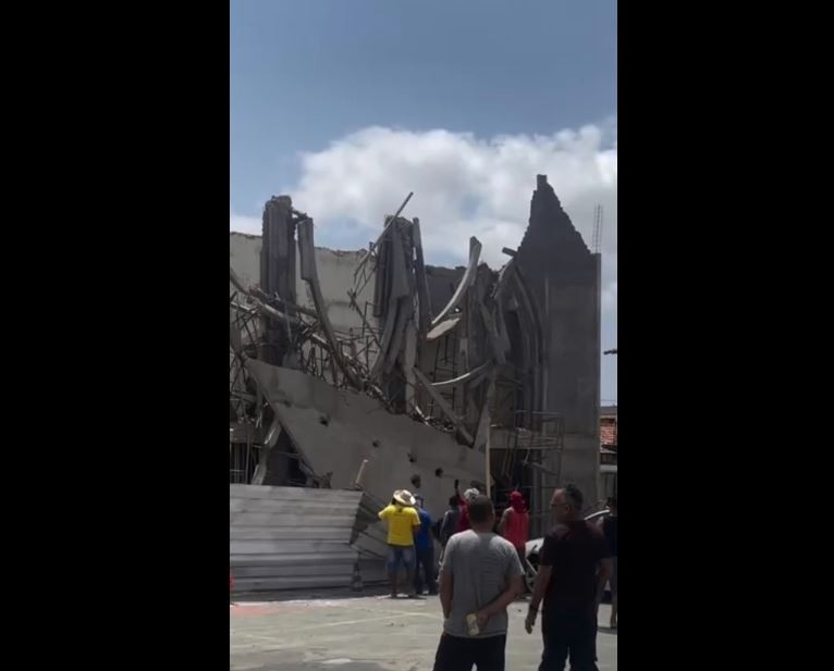 VÍDEO: Parte da estrutura da Igreja Nossa Senhora do Perpétuo Socorro desaba no bairro da Cohab, em SL