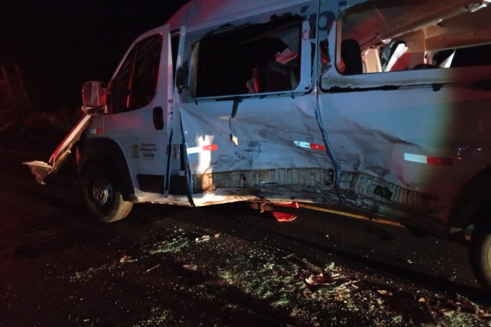 A van com sete pessoas ficou completamente destruída — Foto: Corpo de Bombeiros de Amambaí