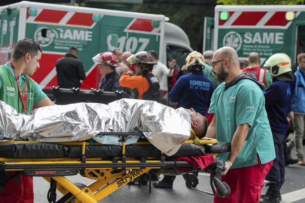 Passageiro de metrô de Buenos Aires, na Argentina, é levado em maca por equipes de emergência após trens colidirem, em 10 de maio de 2024. — Foto: Natacha Pisarenko/ AP