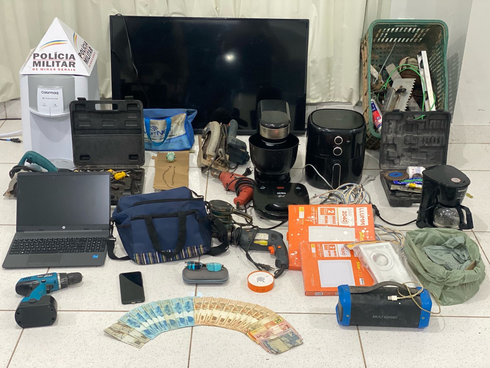 Polícia recupera produtos furtados e prende dois por receptação em Salinas