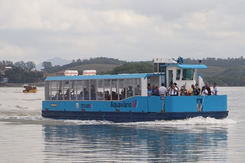 Lancha do aquaviário é rebocada com passageiros após problemas mecânicos na baía de Vitória 