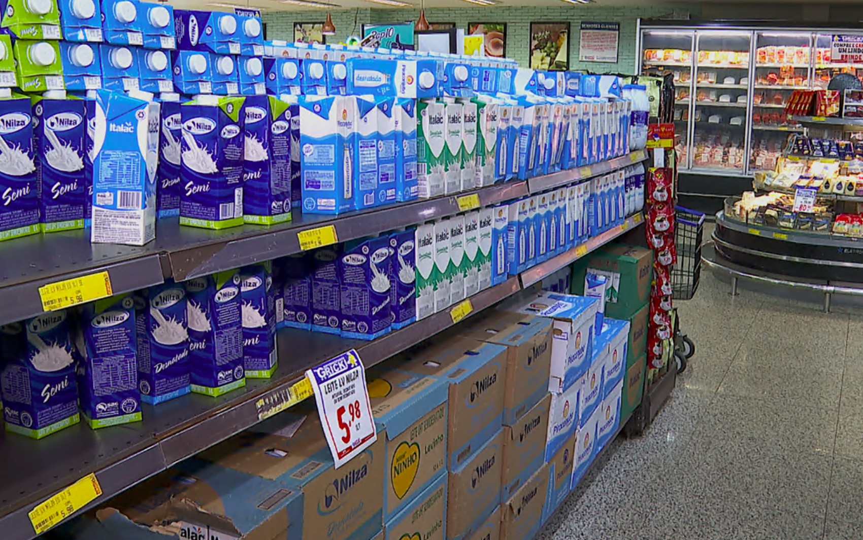 Preço do leite sobe pelo 4º mês consecutivo e derivados ficam mais caros em abril, diz estudo da Esalq