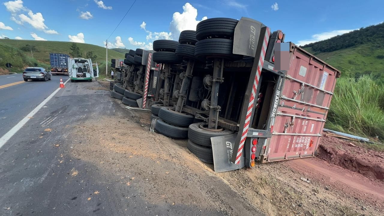 Carreta com contêineres de café tomba em curva na BR-116