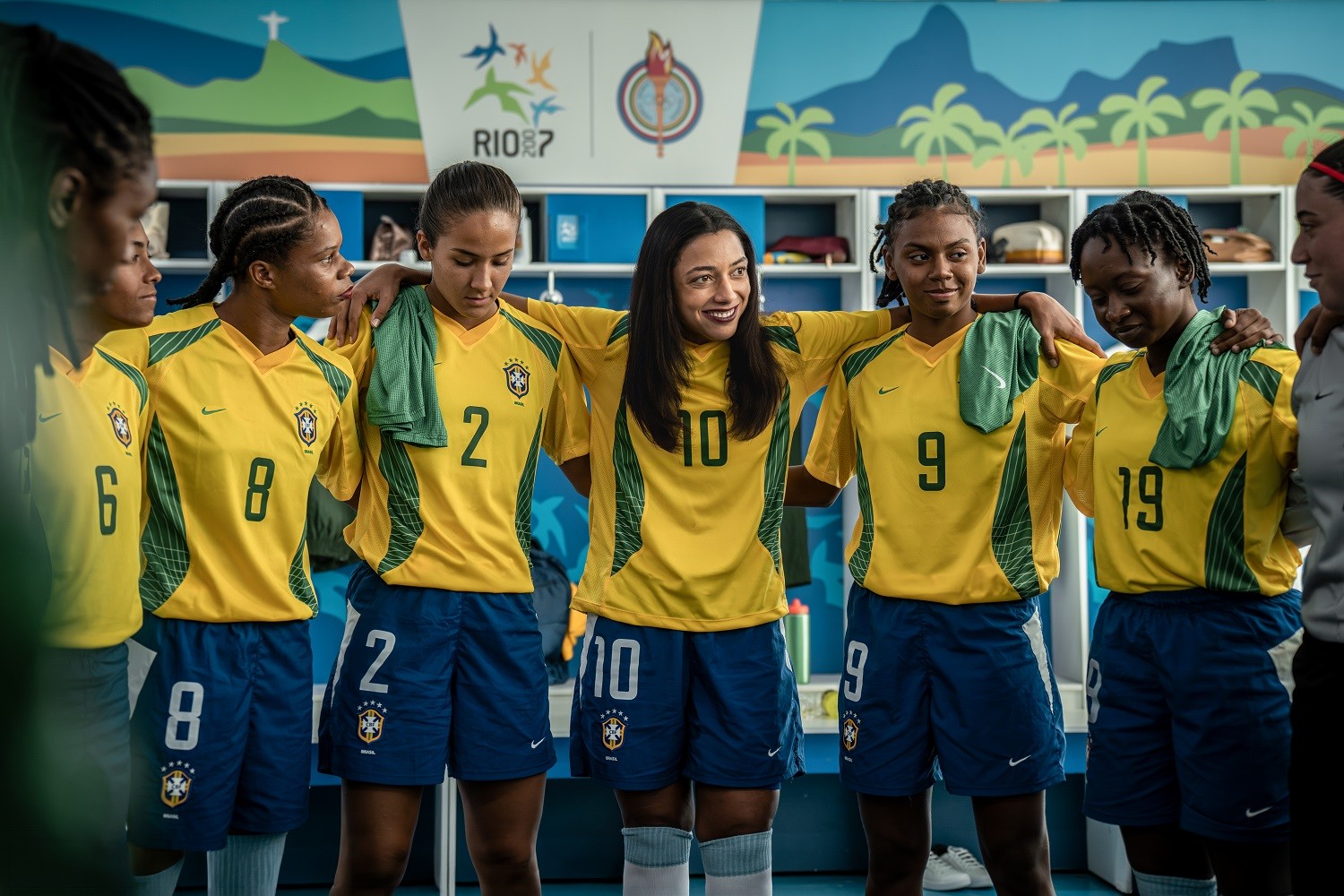 Produção divulga imagem da atriz Alice Carvalho caracterizada como a jogadora Marta; veja