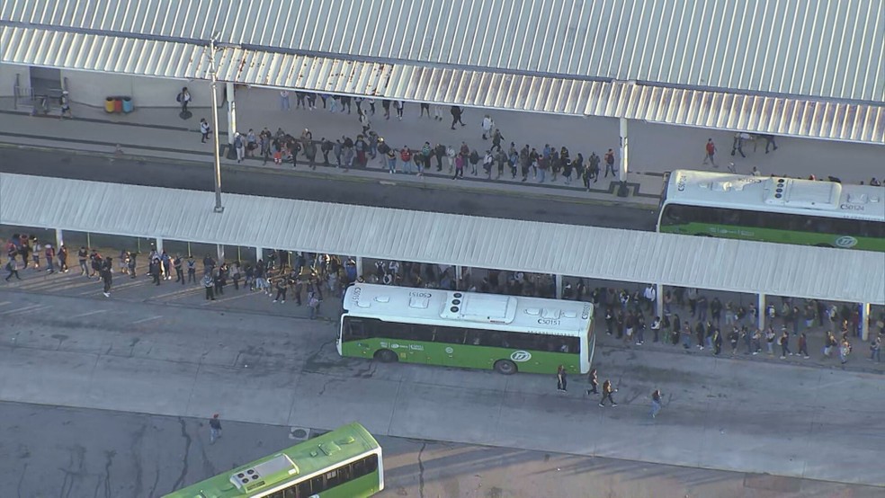 Muitas filas e poucos ônibus no Terminal Alvorada, no Rio — Foto: Reprodução/TV Globo