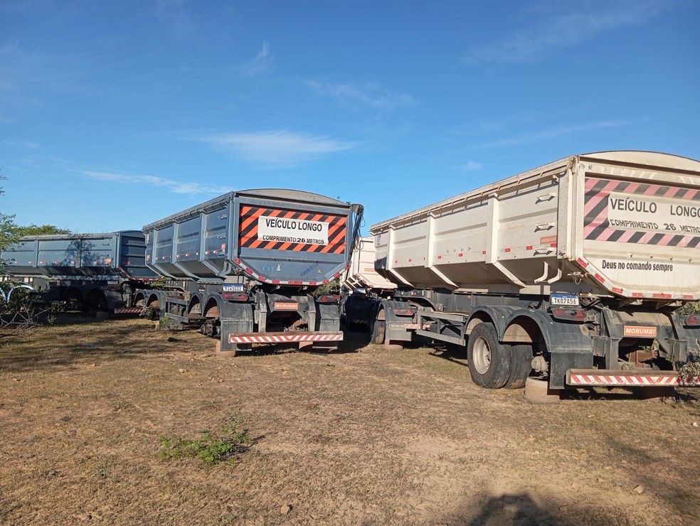 Motoristas foram rendidos em posto de combustíveis e levados até local ermo, onde quadrilha retirou pneus das carretas — Foto: Cedida