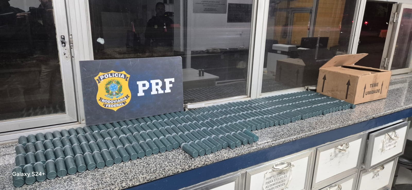 PRF apreende mais de meia tonelada de pólvora clandestina escondida em caminhão na BR-262 em MG
